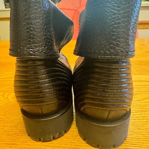 Alexander McQueen Black Leather Interior - Picture 2 of 4